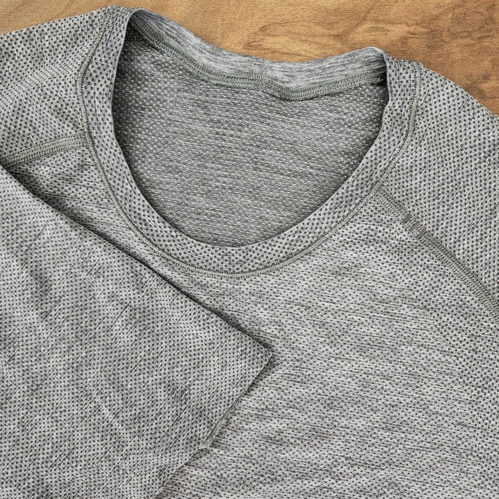 Lululemon Men's Metal Vent Tech Short Sleeve Shirt Gray Size Large Euc